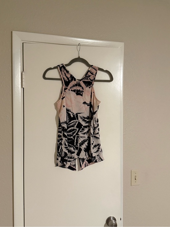 Tops - Chic sleeveless V-neck top. Cool cuts. Elegant.